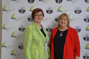 Renginio organizatorės LBD pirmininkė Alina Jaskūnienė (dešinėje) ir buvusi IFLA prezidentė Sinikka Sipila iš Suomijos.