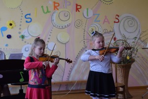 Mažosios smuikininkės Ieva Kimbirauskaitė ir Živilė Bieliauskaitė