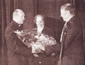Jiezno parapijos kleboną, „Gyvenimo“ skaitytojų išrinktą 2005 Metų žmogumi, parapijiečių vardu sveikina Eugenija Rimšienė ir Pranas Kandrotas.