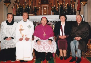 Šventinimų dieną su tėveliais, vyskupu ir klebonu.