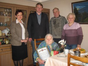 100 -ąjį gyvenimo pavasarį pasitikusi Katarina Ulinauskienė iš Šiauliškių kaimo ramiai ir oriai papasakojo apie savo metų kraitę.