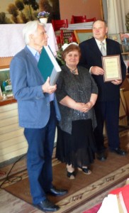 Iš kairės: kraštietis Juozas Mikutavičius - žinomas Lietuvoje chorvedys, Pasaulio lietuvių dainų šventėms remti Lietuvoje fondo direktorius, knygos autorė Scholastika Kavaliauskienė ir „Vidupio“ bendruomenės pirmininkas Alfonsas Vitkauskas.