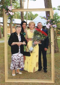 Mikasė Žilvienė (pirmoji iš kairės) su dukra Astra, žentu Audrium, anūke Indre. 