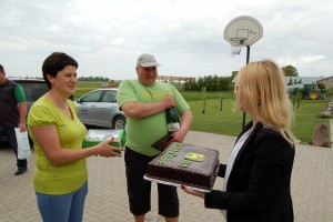 Ūkio šeimininkams Jolitai ir Deimantui Kairiūkščiams firminį tortą įteikė traktoriais prekiaujančios įmonės atstovė.