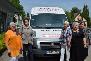 Birštono onkologinių ligonių klubo „Viltis gyventi“ savanorės su gydytoja onkologe chemoterapeute A. Lukštyte (antra kairėje) ir Rožinio autobusiuko vairuotoju, į Birštoną atvykstančiu nebe pirmą kartą.