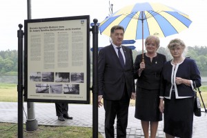 Atminimo lentą, žyminčią, kad krantinei suteiktas dr. A.S.Zenkevičiaus vardas, atidengė jo žmona Joana Zenkevičienė, Birštono savivaldybės merė Nijolė Dirginčienė ir Premjeras Algirdas Butkevičius. (Ramučio Gustaičio nuotraukos)