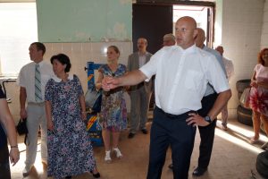 UAB „Vyteksta“ savininkas Vytenis Šaučiūnas aprodė didžiulėje teritorijoje įsikūrusią įmonę.