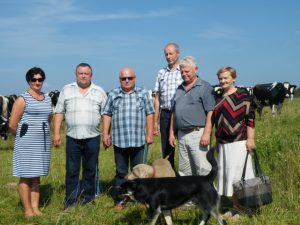 Jolanta ir Vytautas Raižiai - su komisijos nariais Martynu Butkevičiumi, Sauliumi Kavaliausku, Alvydu Rinkevičiumi ir Jiezno seniūnijos žemės ūkio specialiste Elyte Gudoniene. 