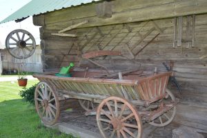 Puoselėdami sodybą dabartiniai jos šeimininkai atidavė pagarbą savo protėviams: paliko seną svirną, senovinius buities rakandus ir darbo įrankius.