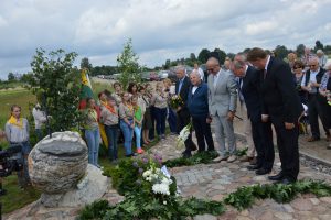Šiandienos politikai nulenkė galvas tragiško likimo kraštiečio, kariškio ir Lietuvos kūrėjo K.Skučo atminties vietoje.