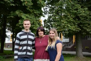 Būsimi studentai Delianas Palinauskas ir Inga Milišauskaitė su Jiezno globos namų direktore Jūrate Žukauskiene.
