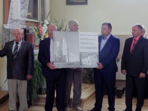 Matydami gražius darbus, Tarybos nariai M. Butkevičius, C. Pacevičius, J. Krikštolaitis, seniūnas V. Ramanauskas, verslininkas V. Ruseckas, bendruomenė padovanojo gražią lentą, įamžinančią bažnyčios ir parapijos darbus. Kartu su Alytaus profesinio parengimo centro direktoriumi taip pat paruošė ir puikų darbštaus klebono Kęstučio portretą. 
