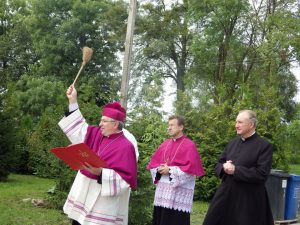 Suremontuotus parapijos namus pašventino  Vilkaviškio vyskupas JE Rimantas Norvila. Šalia - g.kan. Kęstutis Vosylius ir Jonas Baliūnas.