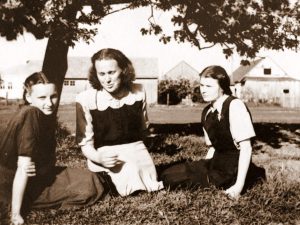 1955 m. su moksleivėmis.