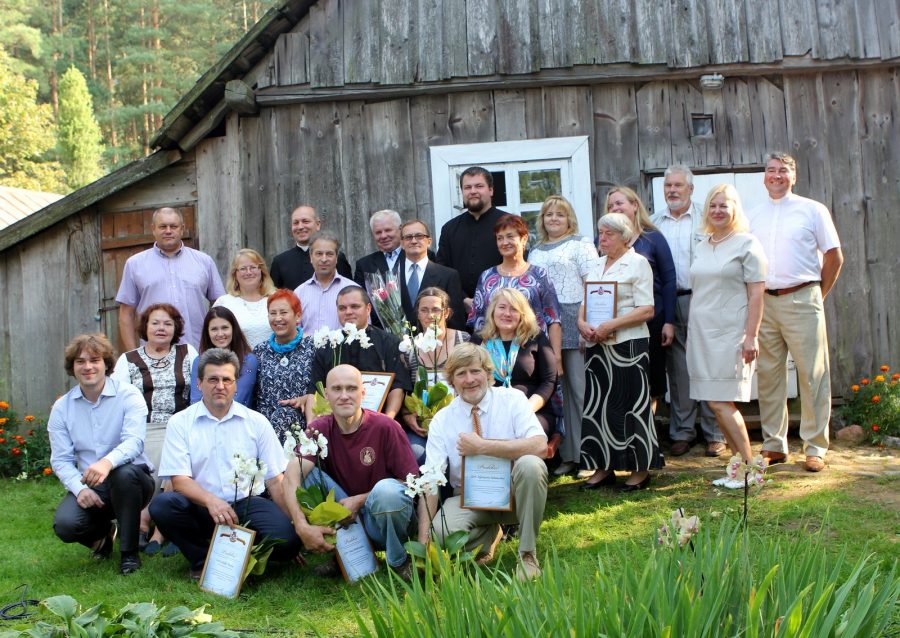davatkyno-seimininkaimedzio-skulptoriai-iir-sveciai-nuotraukoje-atminciaifoto-o-valkauskienes