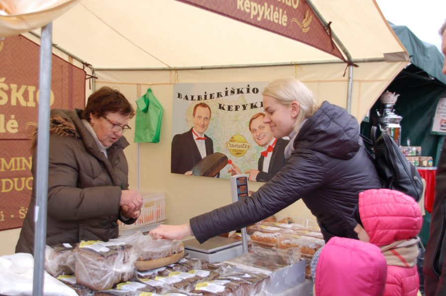 Prie balbieriškietės Danutės Buliauskienės kepamos naminės duonos, pyragų ir šimtalapių prekystalio rikiavosi pirkėjų eilutė.