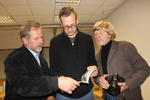 r-svidinskas-a-fokui-padovanojo-knyga-apie-pirmaja-ekspedocijaja-susidomijoir-a-sakalauskas-ir-foto-o-valkauskienes