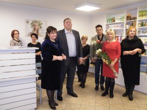 Parduotuvės - salono „Rasa“ įkūrėjus Rasą ir Eimutį Zdanevičius atidarymo proga sveikino kolegos... 
