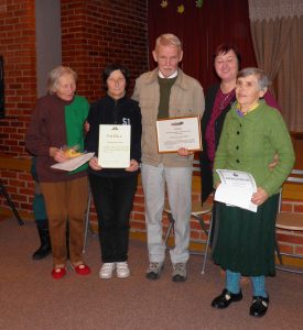 Prienų globos namų socialinio darbo vadovė D.Šimukauskienė su pasveikintomis jų namų gyventojomis ir TAU nariu Arvydu Tareila, sėkmingai su „Versmenės“ komanda startavusiais Prezidento taurės varžybose.