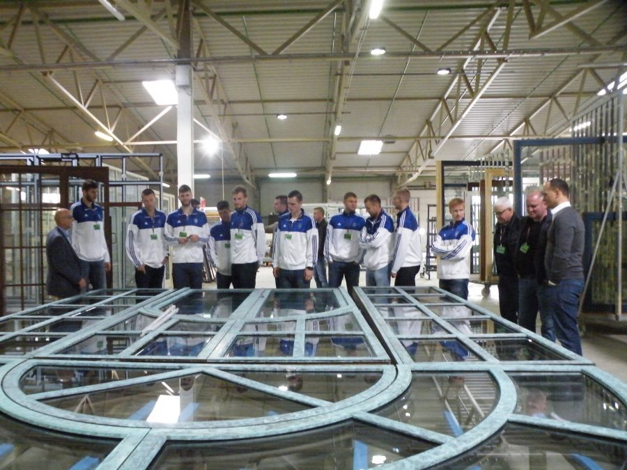 Lankydamiesi „Doletoje“, „Vytauto“ krepšininkai susipažino su gamybos procesu, apžiūrėjo gaminamą produkciją. Jų gidu buvo „Doletos“ įkūrėjas ir vadovas Vytautas Silevičius.