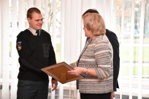 Posėdžio pradžioje Birštono savivaldybės merė Nijolė Dirginčienė įteikė Alytaus aps. VPK Birštono PK tyrėjui Žilvinui Mikušauskui Angelų sargų dienos proga Padėką už nepriekaištingą tarnybinių pareigų vykdymą ir aktyvų bendradarbiavimą.