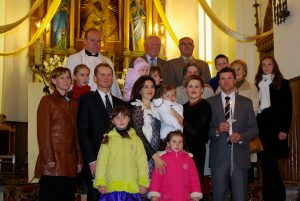 Dukros Emos krikštynos su Kučinskų ir Muliauskų giminių artimaisiais Birštono bažnyčioje.