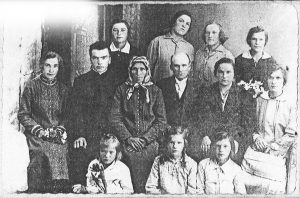 Čia Jurkų šeimyna: Leonas Jurkus (1905.01.06-1930.01.23 64 m.amž.) ir Elena Steponavičiūtė (pagimdė 16 vaikų, mirė 4 maži, užaugo - 12, mirė 1946 m. 74 m.amž.) ir paskutinė šeimos duktė Stanislava - sėdi prie brolio kun. Leono kojų. Mirė 95 m. Sukaktis - XII.24.