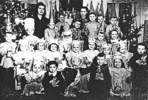 Radviliškis. 1953. N.Metų eglutė, auklėtoja St.Jurkutė prie eglutės.