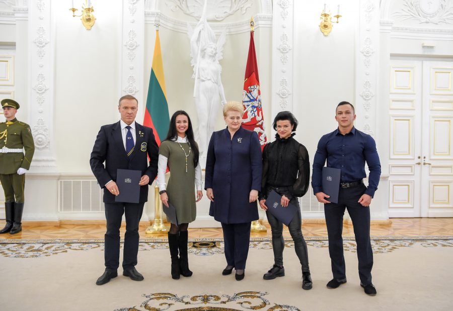 Daivą Žuvaitienę (antroji iš kairės), tapus čempionato prizininke, sveikino ir Lietuvos Prezidentė Dalia Grybauskaitė.