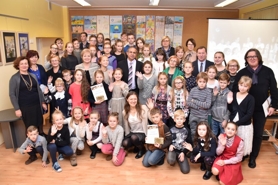 Su Izraelio ambasadoriumi ir Birštono moksleiviais bei mokytojais, apdovanojus piešinių konkurso dalyvius.