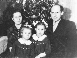 Bražukų šeima tremtyje: Birutė, Justinas ir dukros Nijolė ir Laimutė.