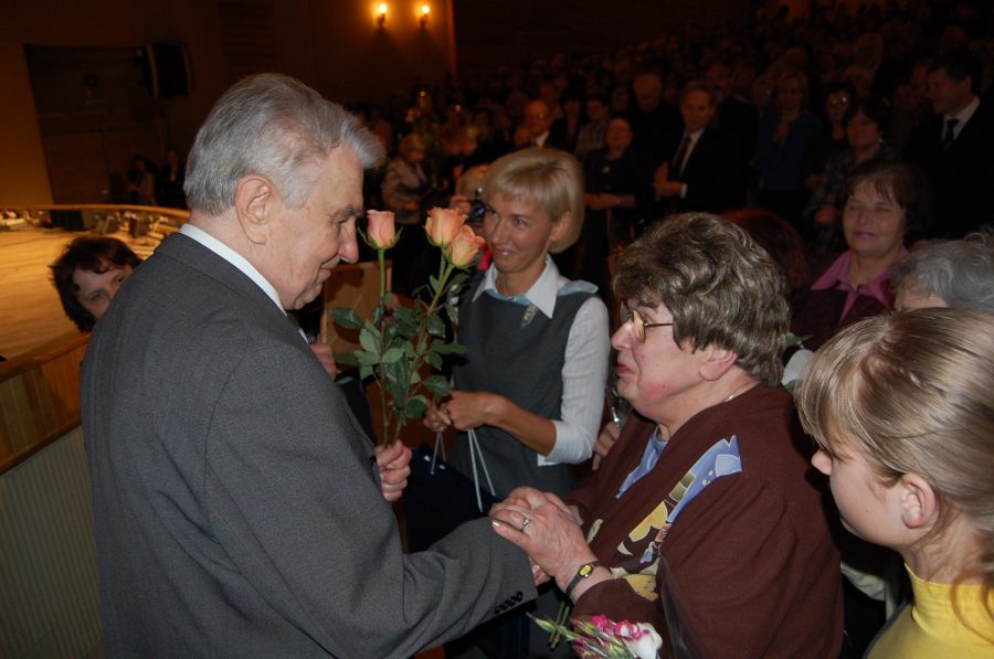 Nuotrauka iš „Gyvenimo“ archyvo. Poeto J.Marcinkevičiaus jubiliejinio 80 -mečio vakaro Prienuose akimirka. 